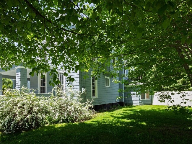 Photo - Charming and spacious 4-bedroom, 2 full ba...