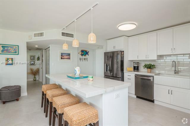Building Photo - 7135 Collins Ave Unit 1125 Rental
