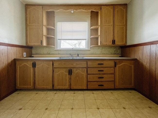 Photo - 2 Bedroom Home, Fenced in Backyard + Garage! Available Now!