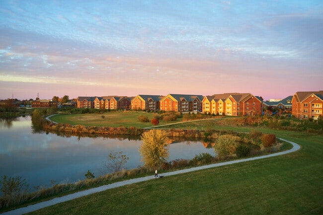 Aria's stunning lake views & trails - Aria Discovery LLC Apartments