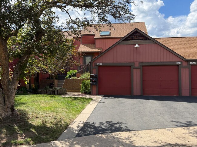 Building Photo - Wonderful 3-bedroom, 2.5 bath townhouse in Unbeatable South Boulder Location
