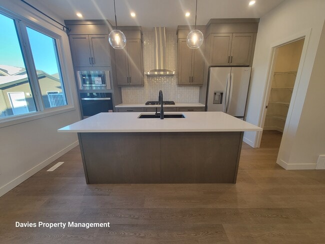 Building Photo - 2222 Muckleplum Cres SW