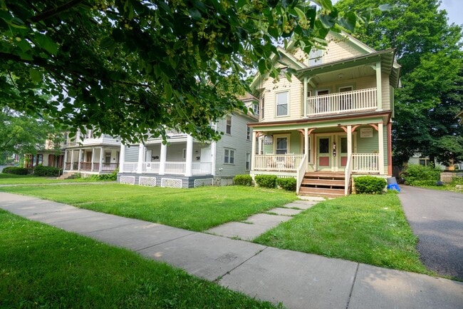 Building Photo - Spacious 3 Bedroom With Beautiful Front Po... Unit Westcott 831 Rental