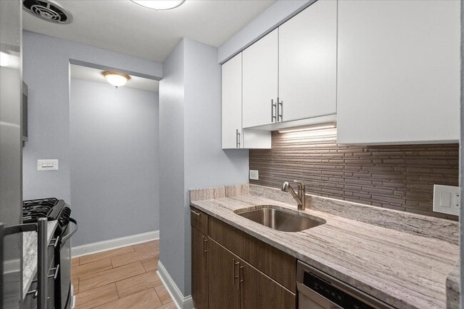 Photo - 541 W Oakdale Ave Unit 102