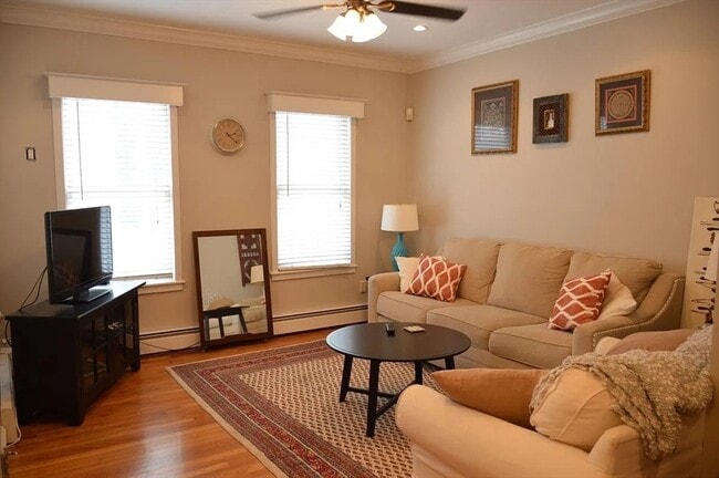 Photo - 772 E 7th St Unidad 1 Rental