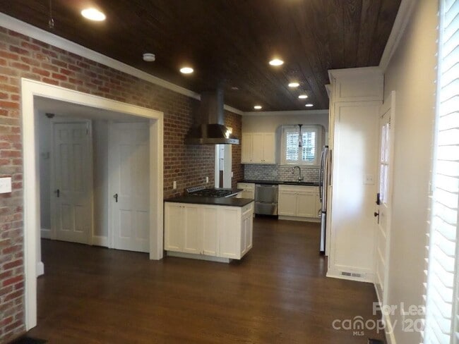 Photo - 1614 Dilworth Rd E