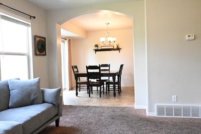 Photo - 573 Goldenrod Way N