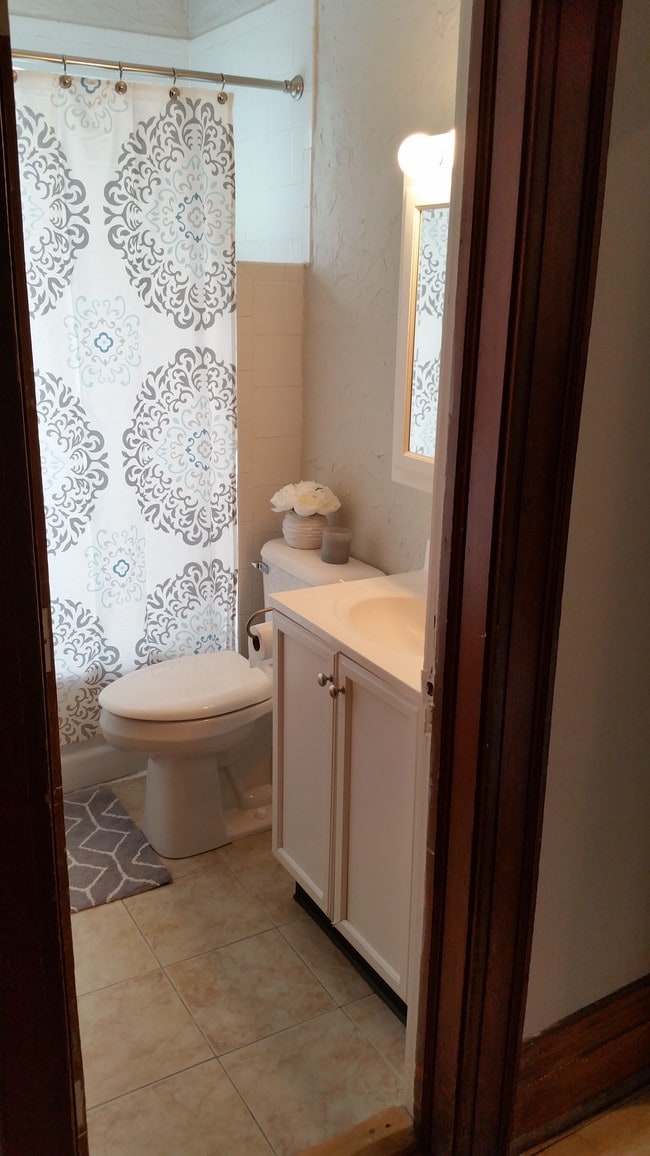 Bathroom - 1939 N Bartlett Ave Unidad Upper Flat