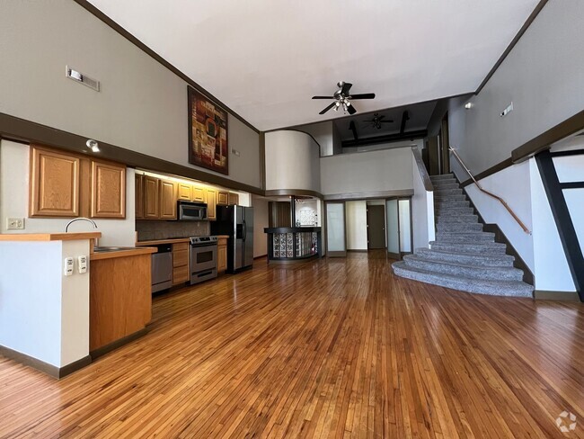 Building Photo - Executive DOWNTOWN Loft -- 1 bed, 1.5 bath...