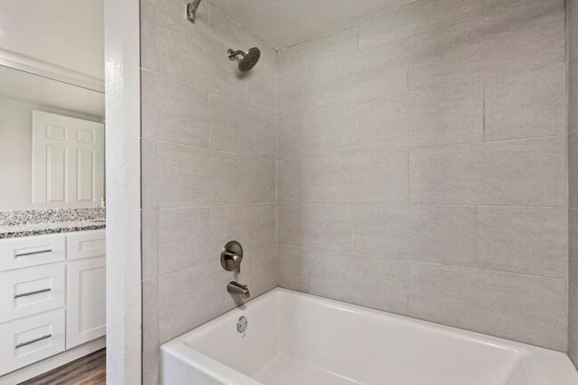 2BR, 2BA - 1,239SF - Primary Bathroom