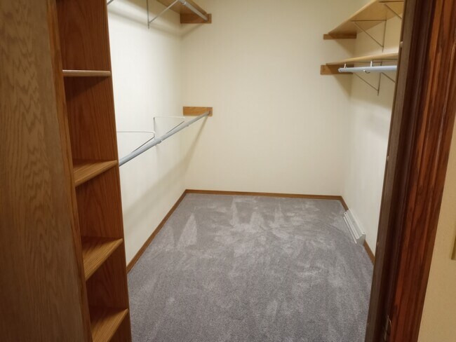 Vestidor - W3181 Westowne Ct