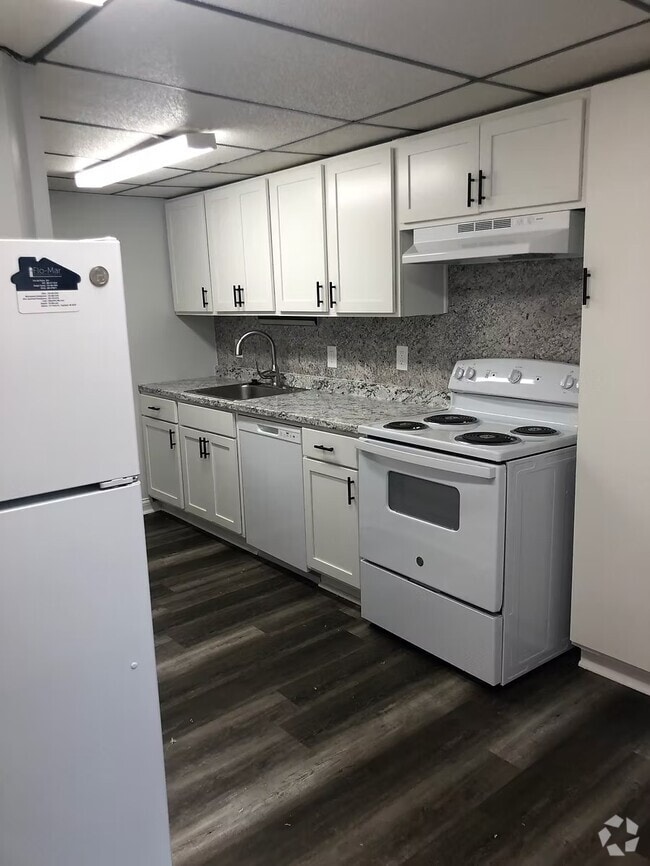 206-1 kitchen w/2 refrigerators - 206 N Normal St Rental