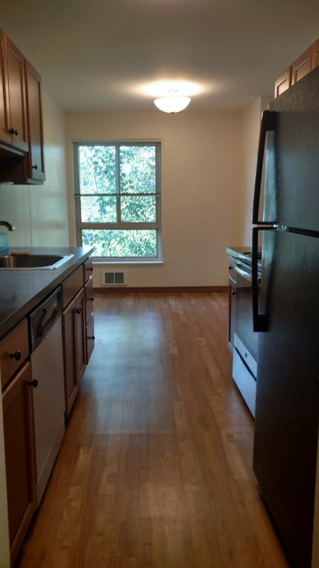 Kitchen & breakfast nook - Legend House