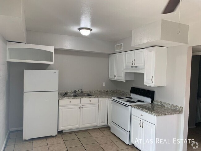 Building Photo - Wonderful 2 Bed / 1 Bath Now Available - L... Unit 10 Rental