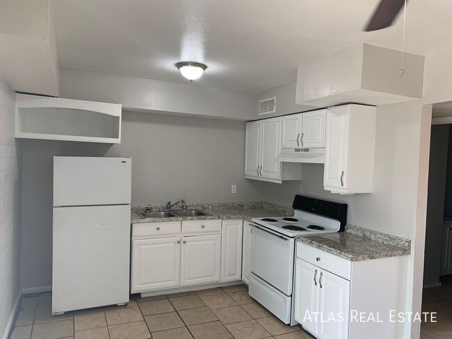 Wonderful 2 Bed / 1 Bath Now Available - L... - Wonderful 2 Bed / 1 Bath Now Available - L... Apartment Unit 10