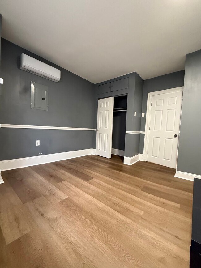 Building Photo - 4618 Wayne Ave Unit 2R
