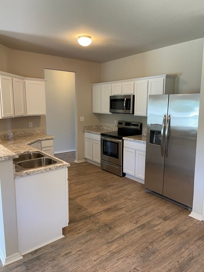 Photo - *Pre-leasing* Three Bedroom | Two Bathroom Home in Fairview Haven