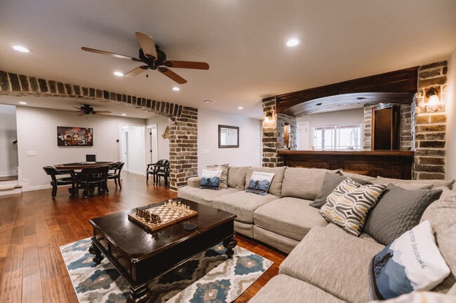 Building Photo - 1906 Almand Dr Unit ID1369206P