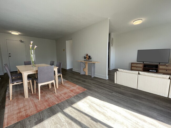 Photo - 205-215 Champlain Blvd