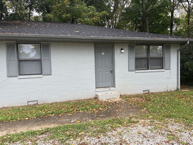 Building Photo - Renovated 2 Bedroom Duplex in Manchester! Rental