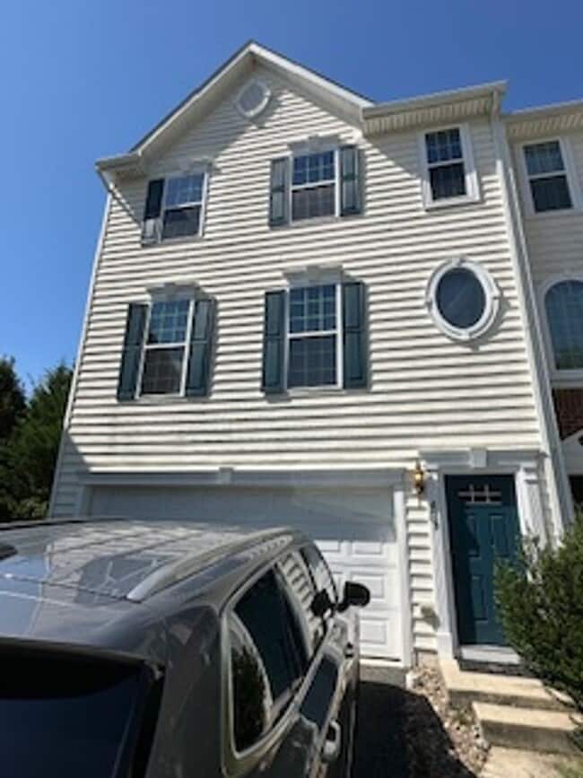 Building Photo - Spacious End Unit-Townhome in Hockessin’s ...