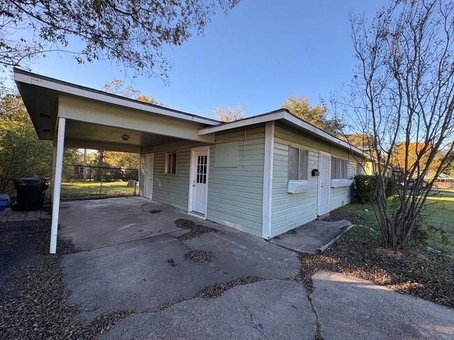 Photo - Great 3 bedroom/1 bath home includes gas range and refrigerator!