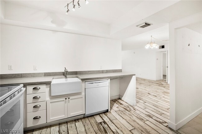 Photo - 3930 University Center Dr Unit 409