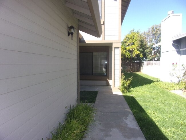 Photo - 832 Morissette Way