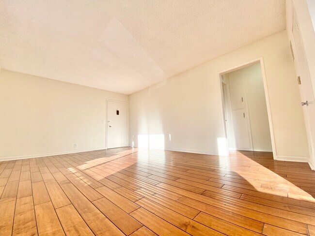 Photo - 1808 N Harvard Blvd Unidad 20