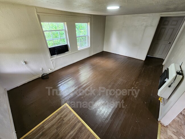 Photo - 102 W 7th