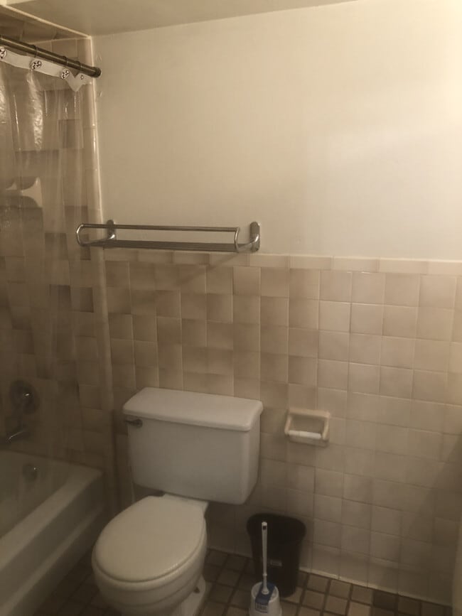 Building Photo - 1500 Robin Cir Unit 206