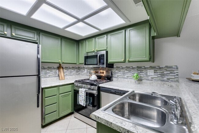 Building Photo - 820 N Sloan Ln Unit 106 Rental