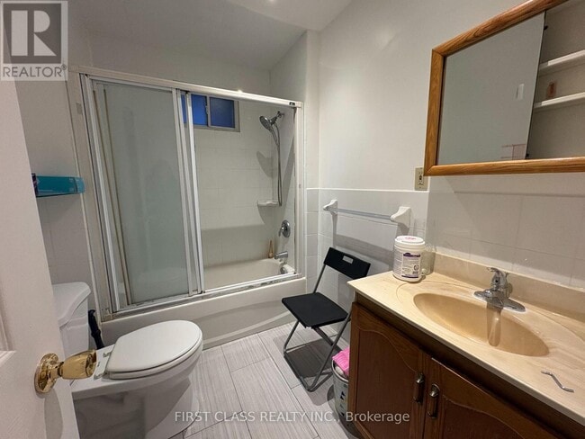 Photo - 2471 Gerrard St E