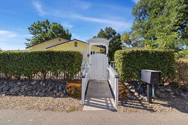 Building Photo - 7852 Watson Way Unit Studio