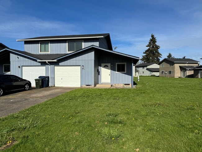 Building Photo - Updated 2 bedroom 1.5 bathroom duplex!