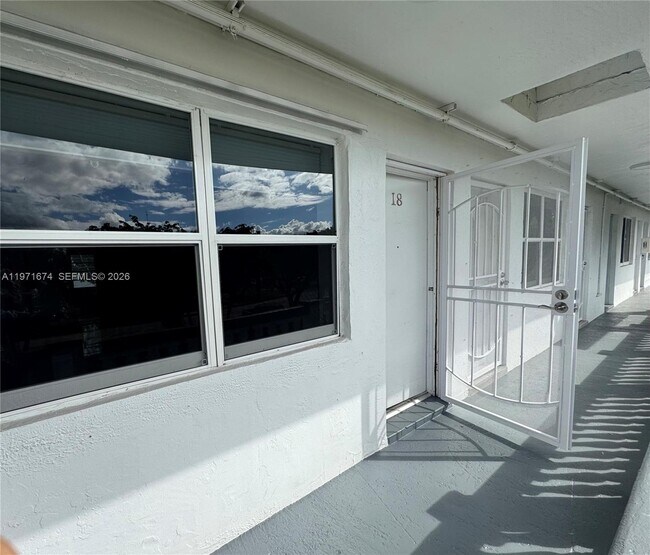 Photo - 20337 NE 2nd Ave Unidad 18