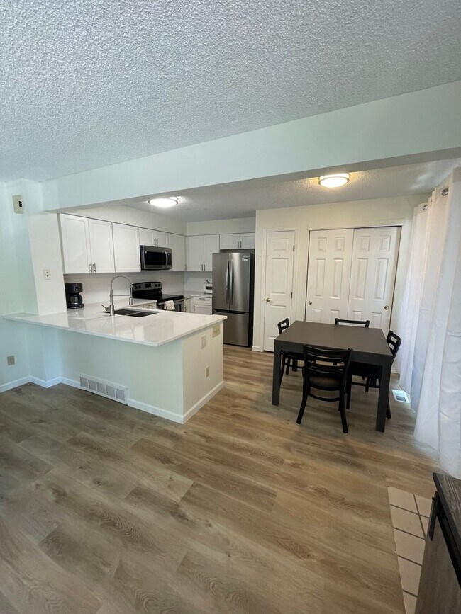 4833 White Rock Cir