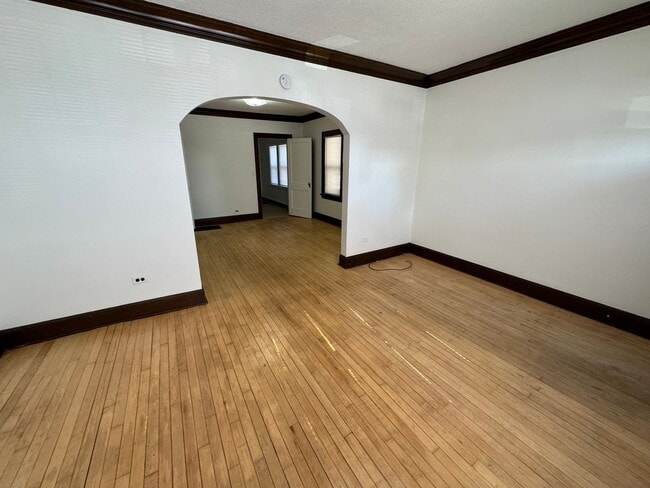 Photo - 421-423 E 5th St