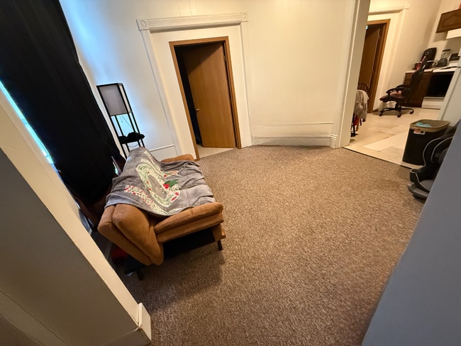 3 Bed 1 Bath close to UWEC and downtown! Available August-May