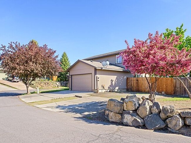 Photo - 4 bed 3 bath, Bonus room, Rv parking, Fenc...