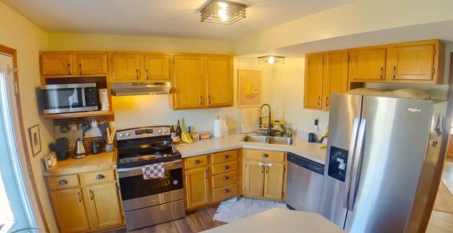 Building Photo - 3D Tour Available - Fenced in + Recently Updated + Washer & Dryer + Pet Friendly! Available May 1st!