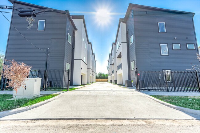 Photo - 3201 St Emanuel St