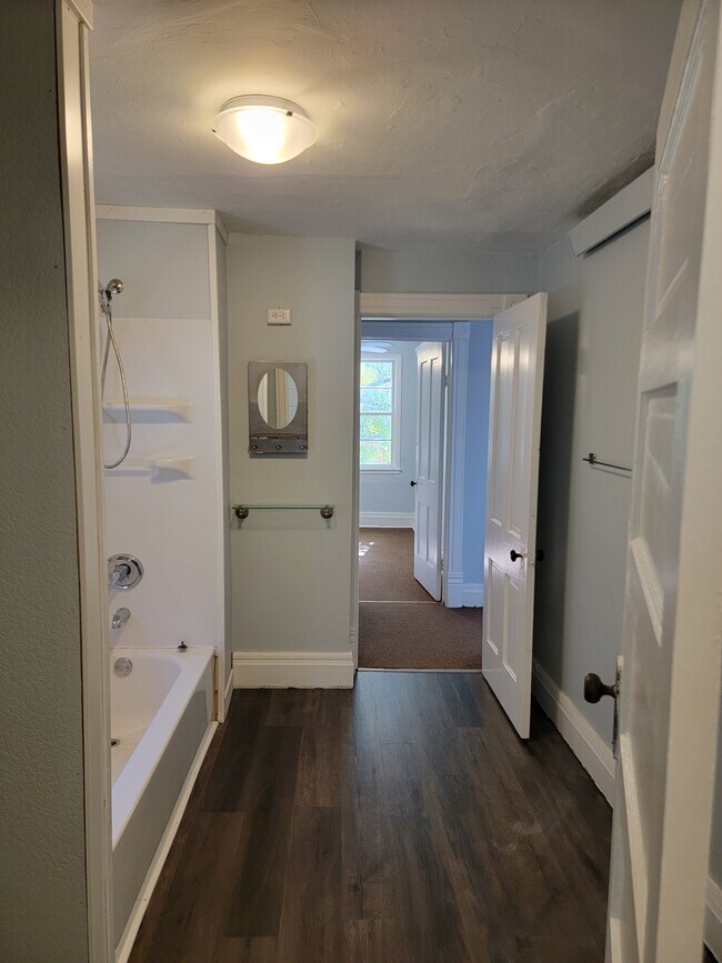 Bath - 117 2nd St N Unit 2