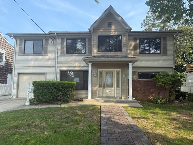 Photo - 1357 Kew Ave House