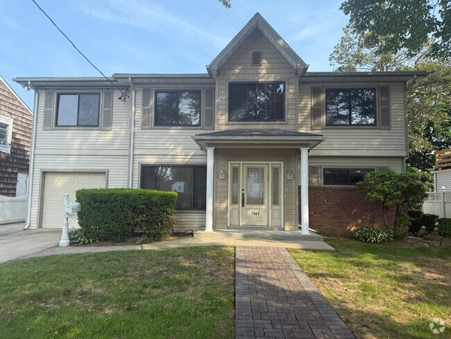 Building Photo - 1357 Kew Ave Rental