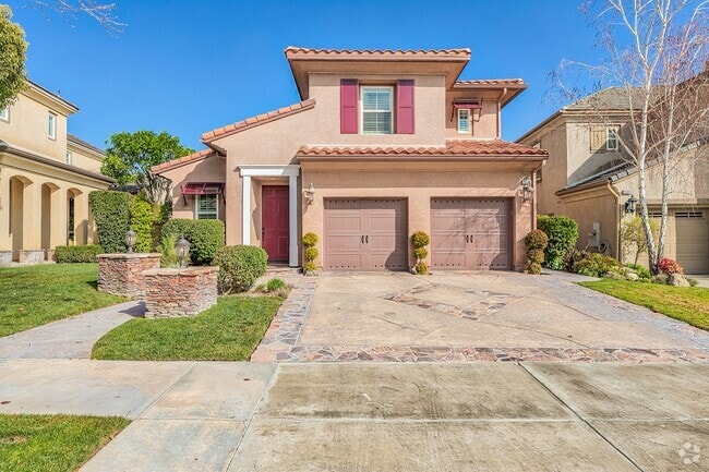 Building Photo - Gorgeous 5 Bedroom Home Behind the Gates i...