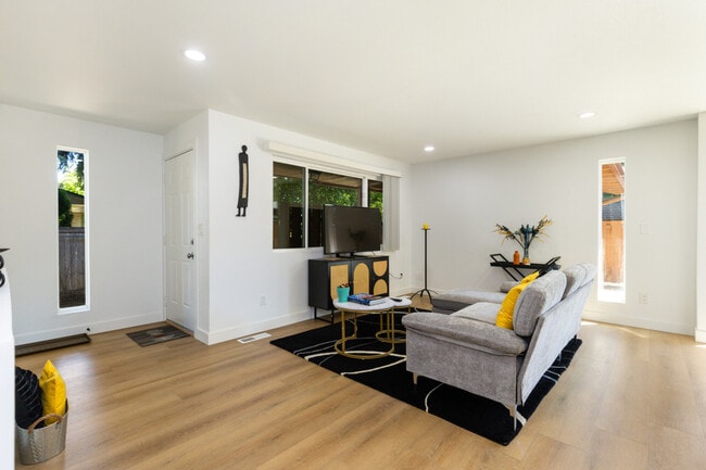 Photo - 905 142nd Ave SE Unidad SI ID1234621P