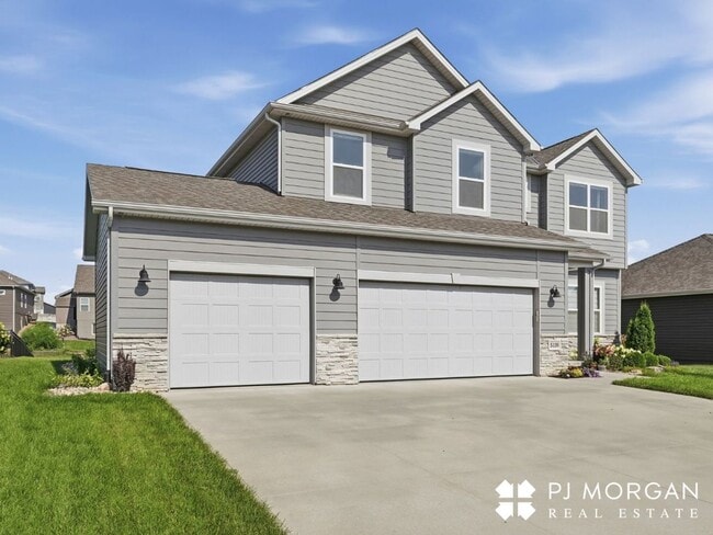Photo - 4 Bedroom Elkhorn Rental Home with Modern Kitchen and Ample Storage
