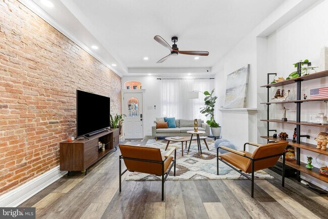 Photo - 737 Dolphin St