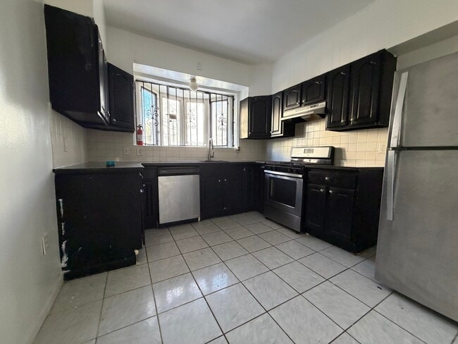 Building Photo - 6 Vreeland Ter Unit 1